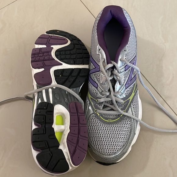 New Balance women’s sneakers - Picture 3 of 4